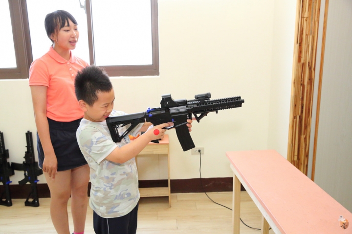 [宜蘭]一起來鬥陣來七桃體驗館體驗AR、VR的互動遊戲,還有大人小孩都愛的水彈射擊遊戲,室內親子景點的好選擇  by蛋拔