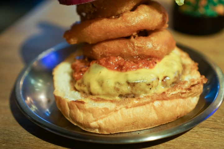 【美食|六張犁】Take Out Burger&Cafe美式餐廳,近通化夜市,隱藏版特製漢堡必點!