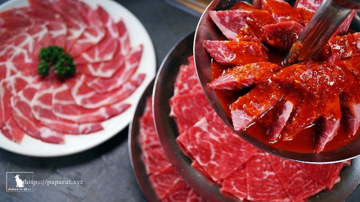 【分享】KAKO KAKO日韓燒肉 公益路時尚工業夜店風，黃金比例0.3吃得出細滑口感，厚切大大滿足口腹之慾，雙人套餐分量三個女生都吃不完！