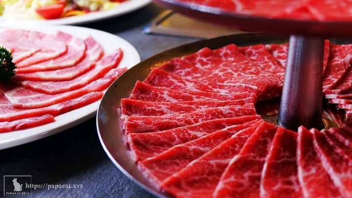 【分享】KAKO KAKO日韓燒肉 公益路時尚工業夜店風，黃金比例0.3吃得出細滑口感，厚切大大滿足口腹之慾，雙人套餐分量三個女生都吃不完！
