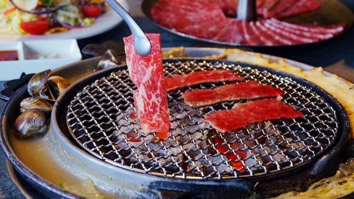 【分享】KAKO KAKO日韓燒肉 公益路時尚工業夜店風，黃金比例0.3吃得出細滑口感，厚切大大滿足口腹之慾，雙人套餐分量三個女生都吃不完！