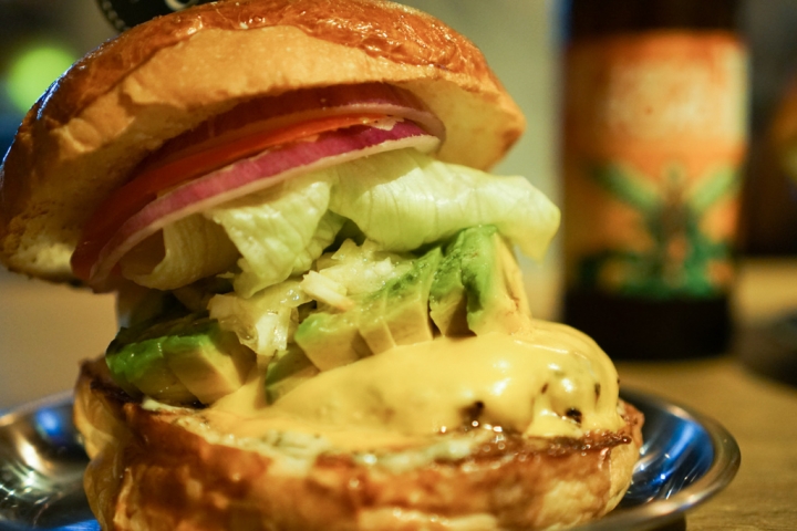 【美食|六張犁】Take Out Burger&Cafe美式餐廳,近通化夜市,隱藏版特製漢堡必點!