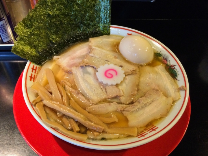 【美食。食記】東京 中野 裝潢新潮 煮干濃香 肉煮干し中華そば さいころ 中野第一  拉麵