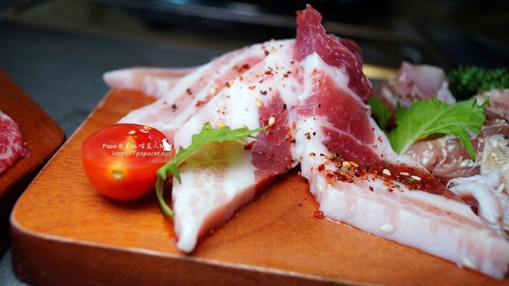 【分享】KAKO KAKO日韓燒肉 公益路時尚工業夜店風，黃金比例0.3吃得出細滑口感，厚切大大滿足口腹之慾，雙人套餐分量三個女生都吃不完！