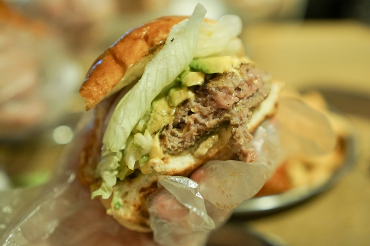 【美食|六張犁】Take Out Burger&Cafe美式餐廳,近通化夜市,隱藏版特製漢堡必點!