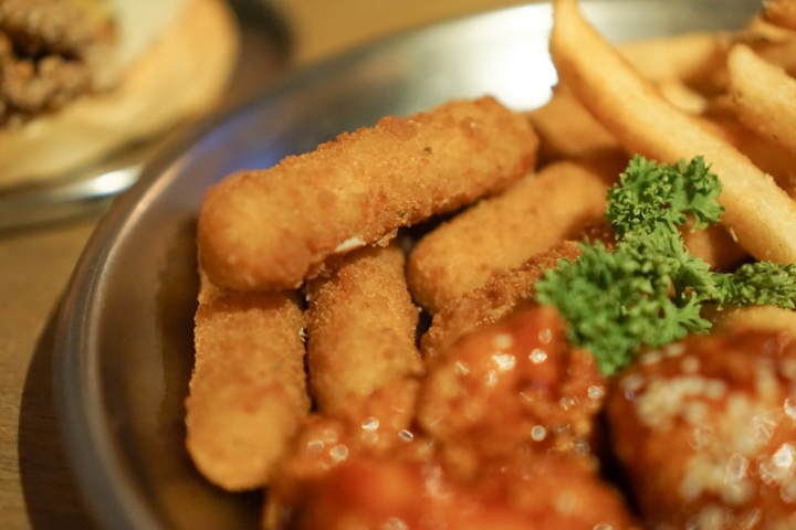 【美食|六張犁】Take Out Burger&Cafe美式餐廳,近通化夜市,隱藏版特製漢堡必點!