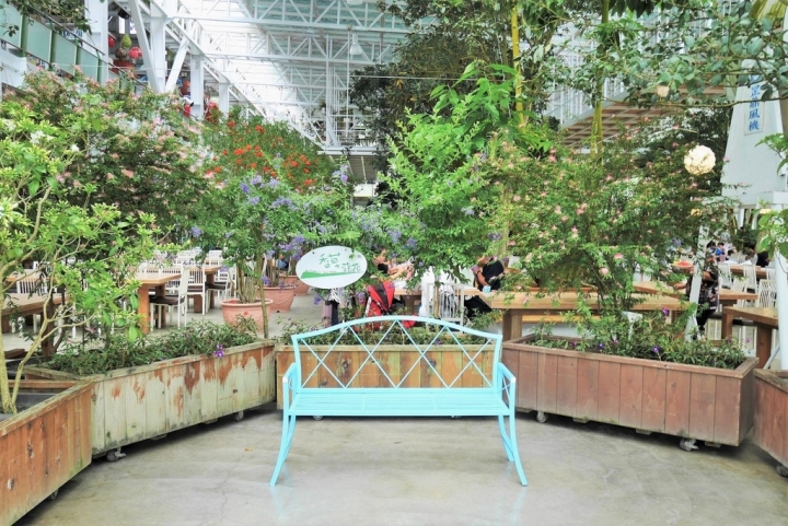 【宜蘭員山 | 餐廳】美麗溫室花園裡的自助美饌❀香草菲菲