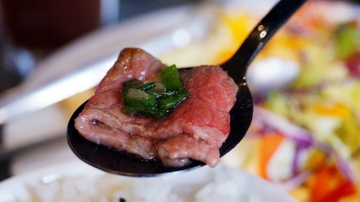 【分享】KAKO KAKO日韓燒肉 公益路時尚工業夜店風，黃金比例0.3吃得出細滑口感，厚切大大滿足口腹之慾，雙人套餐分量三個女生都吃不完！