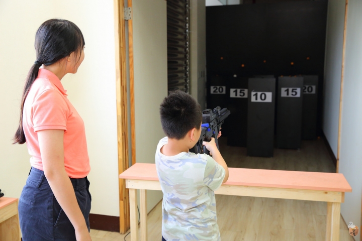 [宜蘭]一起來鬥陣來七桃體驗館體驗AR、VR的互動遊戲,還有大人小孩都愛的水彈射擊遊戲,室內親子景點的好選擇  by蛋拔
