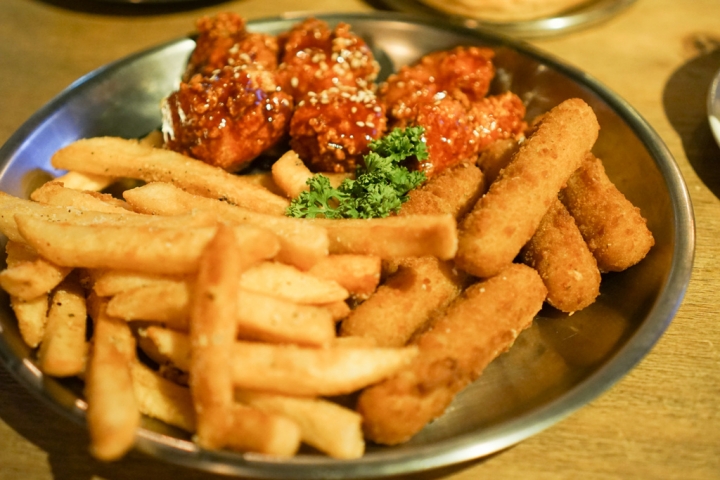【美食|六張犁】Take Out Burger&Cafe美式餐廳,近通化夜市,隱藏版特製漢堡必點!