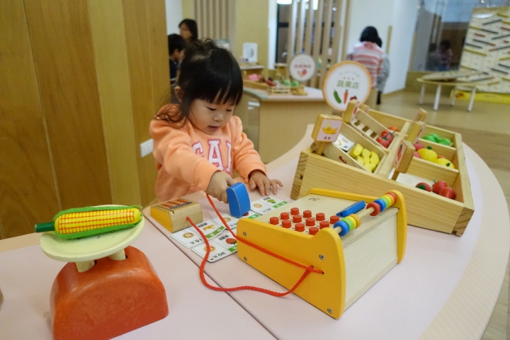 【台北/中正紀念堂站】信誼小太陽親子館~超大球池 家家酒玩具超多
