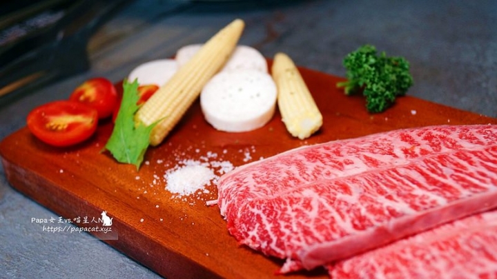 【分享】KAKO KAKO日韓燒肉 公益路時尚工業夜店風，黃金比例0.3吃得出細滑口感，厚切大大滿足口腹之慾，雙人套餐分量三個女生都吃不完！