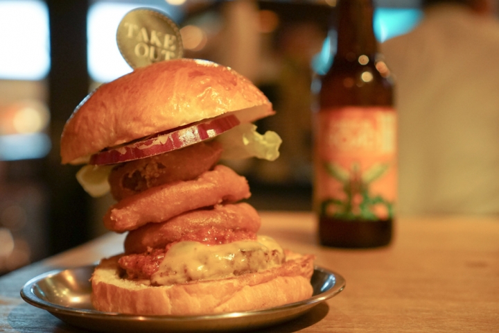 【美食|六張犁】Take Out Burger&Cafe美式餐廳,近通化夜市,隱藏版特製漢堡必點!