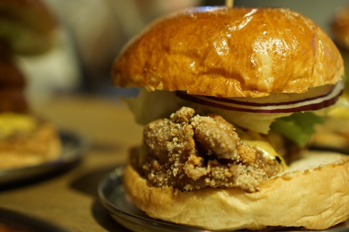 【美食|六張犁】Take Out Burger&Cafe美式餐廳,近通化夜市,隱藏版特製漢堡必點!