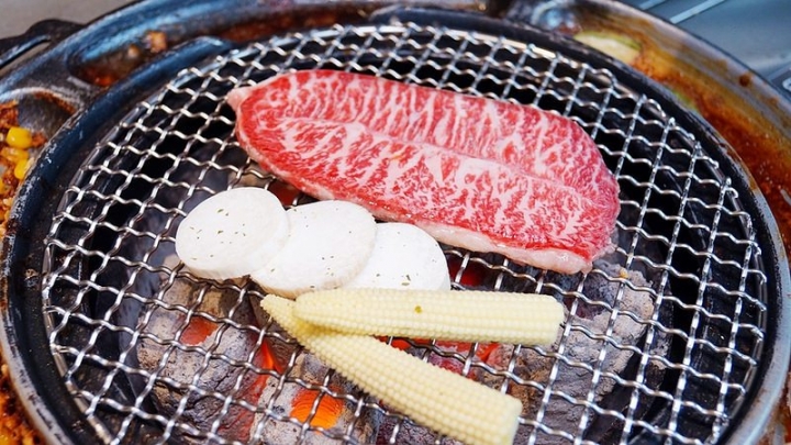【分享】KAKO KAKO日韓燒肉 公益路時尚工業夜店風，黃金比例0.3吃得出細滑口感，厚切大大滿足口腹之慾，雙人套餐分量三個女生都吃不完！
