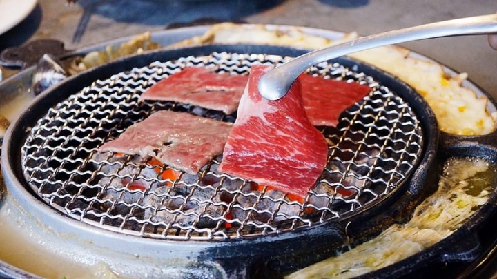【分享】KAKO KAKO日韓燒肉 公益路時尚工業夜店風，黃金比例0.3吃得出細滑口感，厚切大大滿足口腹之慾，雙人套餐分量三個女生都吃不完！