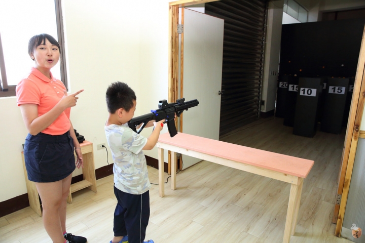 [宜蘭]一起來鬥陣來七桃體驗館體驗AR、VR的互動遊戲,還有大人小孩都愛的水彈射擊遊戲,室內親子景點的好選擇  by蛋拔