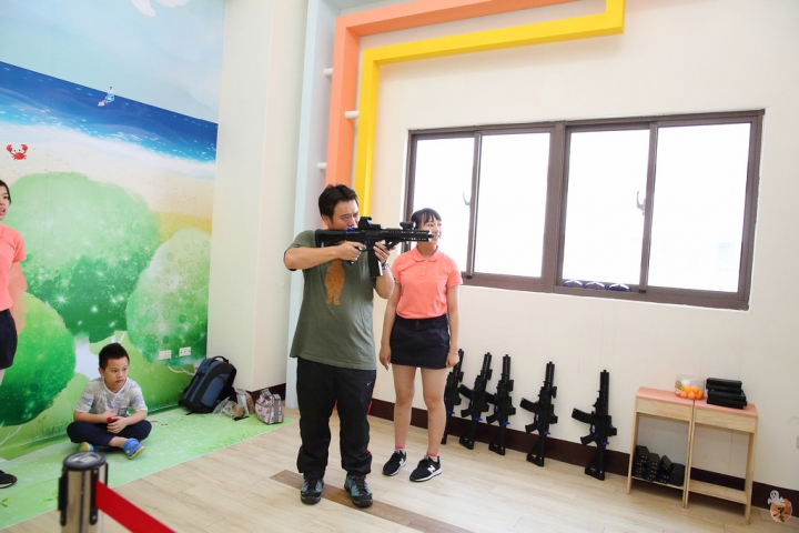 [宜蘭]一起來鬥陣來七桃體驗館體驗AR、VR的互動遊戲,還有大人小孩都愛的水彈射擊遊戲,室內親子景點的好選擇  by蛋拔
