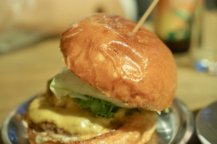 【美食|六張犁】Take Out Burger&Cafe美式餐廳,近通化夜市,隱藏版特製漢堡必點!