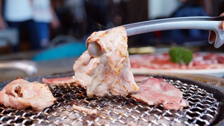 【分享】KAKO KAKO日韓燒肉 公益路時尚工業夜店風，黃金比例0.3吃得出細滑口感，厚切大大滿足口腹之慾，雙人套餐分量三個女生都吃不完！