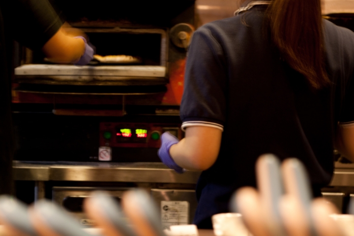【美食。食記】東京 池袋 近距離看正妹賣萌 A Pizza 披薩 義大利料理