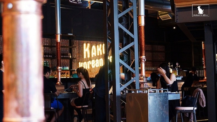 【分享】KAKO KAKO日韓燒肉 公益路時尚工業夜店風，黃金比例0.3吃得出細滑口感，厚切大大滿足口腹之慾，雙人套餐分量三個女生都吃不完！