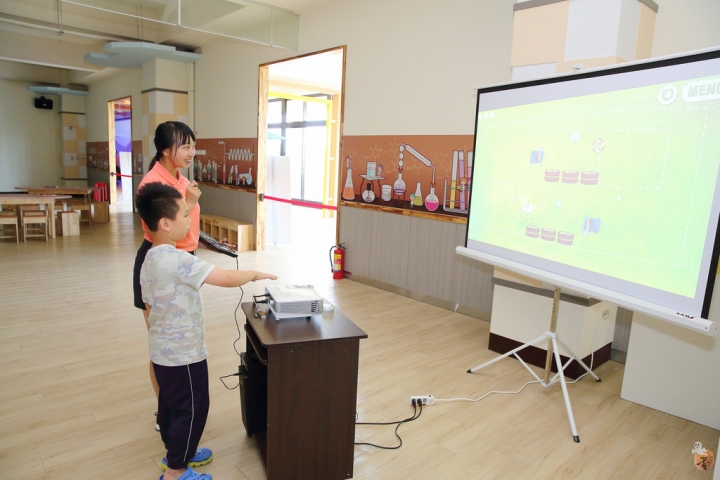 [宜蘭]一起來鬥陣來七桃體驗館體驗AR、VR的互動遊戲,還有大人小孩都愛的水彈射擊遊戲,室內親子景點的好選擇  by蛋拔
