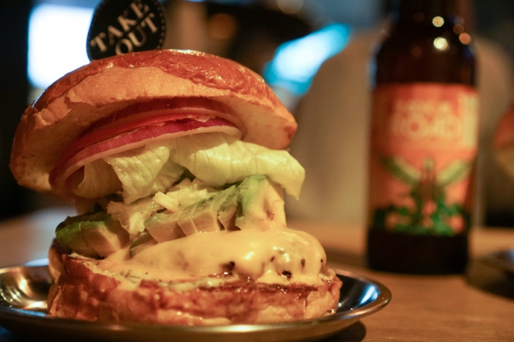 【美食|六張犁】Take Out Burger&Cafe美式餐廳,近通化夜市,隱藏版特製漢堡必點!