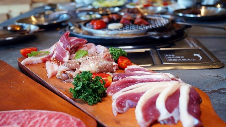 【分享】KAKO KAKO日韓燒肉 公益路時尚工業夜店風，黃金比例0.3吃得出細滑口感，厚切大大滿足口腹之慾，雙人套餐分量三個女生都吃不完！