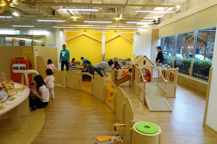 【台北/中正紀念堂站】信誼小太陽親子館~超大球池 家家酒玩具超多
