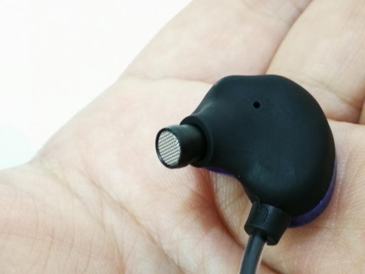 [耳機開箱]UiiSii云仕CM5雙動圈石墨烯入耳式耳機--高解析大音場初燒機--客製化耳機般的內殼（不可換線）