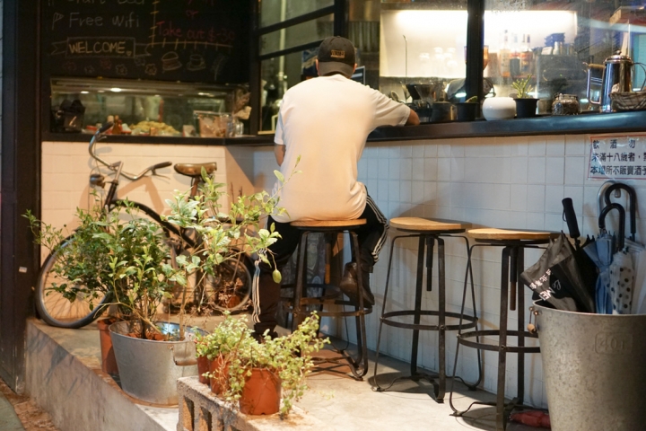 【美食|六張犁】Take Out Burger&Cafe美式餐廳,近通化夜市,隱藏版特製漢堡必點!