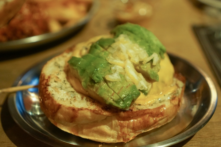 【美食|六張犁】Take Out Burger&Cafe美式餐廳,近通化夜市,隱藏版特製漢堡必點!