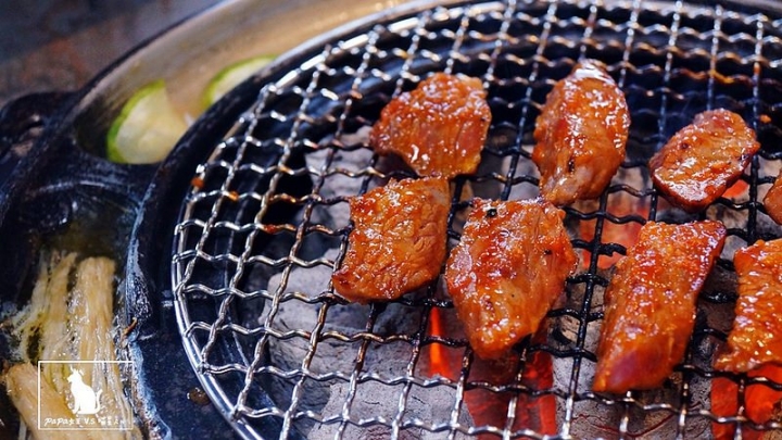 【分享】KAKO KAKO日韓燒肉 公益路時尚工業夜店風，黃金比例0.3吃得出細滑口感，厚切大大滿足口腹之慾，雙人套餐分量三個女生都吃不完！
