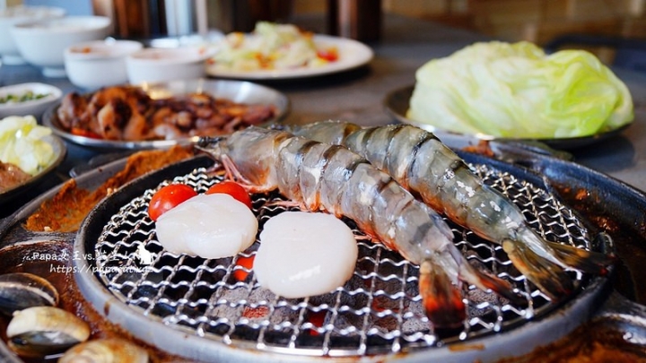 【分享】KAKO KAKO日韓燒肉 公益路時尚工業夜店風，黃金比例0.3吃得出細滑口感，厚切大大滿足口腹之慾，雙人套餐分量三個女生都吃不完！
