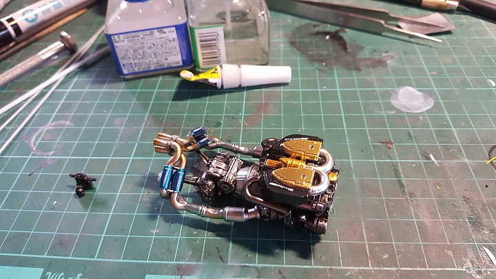 [Aoshima 1:24] 青島 風神 Pagani Huayra  對稱斜紋碳纖維 X 金屬藍（固定全開）