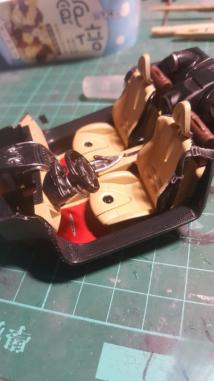 [Aoshima 1:24] 青島 風神 Pagani Huayra  對稱斜紋碳纖維 X 金屬藍（固定全開）