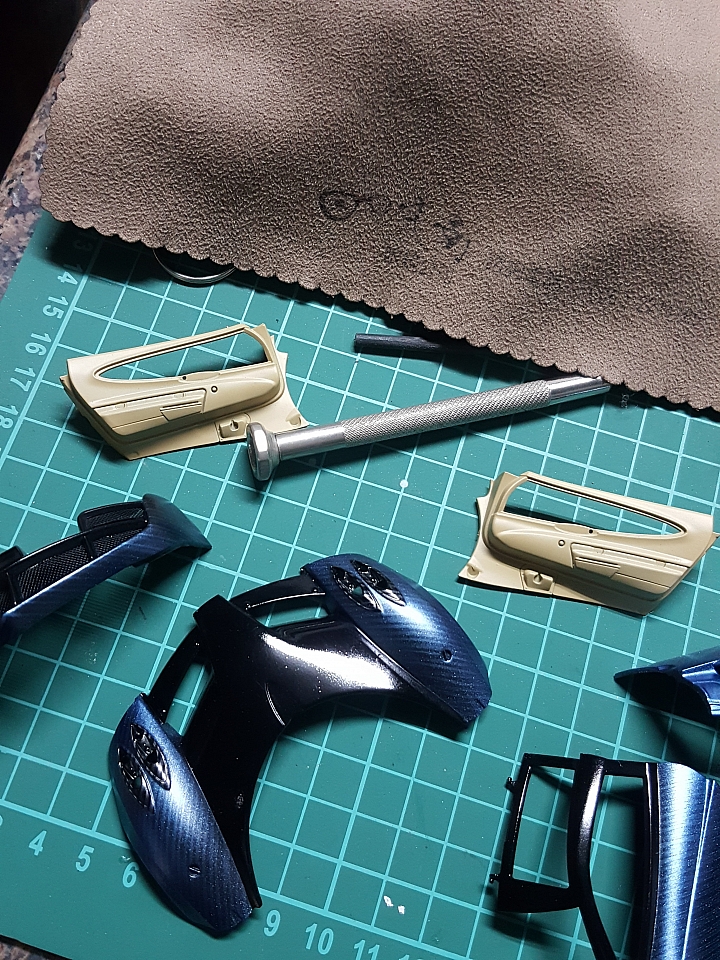 [Aoshima 1:24] 青島 風神 Pagani Huayra  對稱斜紋碳纖維 X 金屬藍（固定全開）