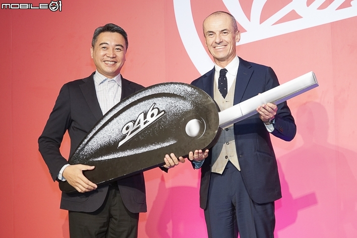 [採訪]愛心滿滿，經典傳奇 Vespa 946 (RED) NT$ 65 萬 正式交車