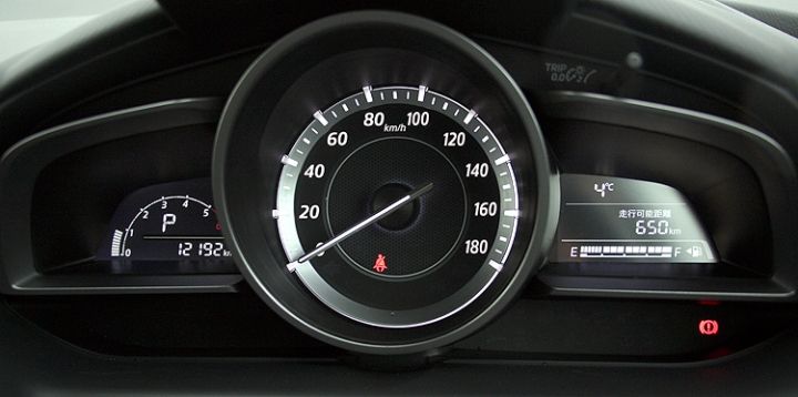 2018年式CX-3 頂級和尊貴級, 型錄上看來都是一樣的 [白光跑格儀表板(附檔位顯示) ] , 兩者儀表板不同嗎?