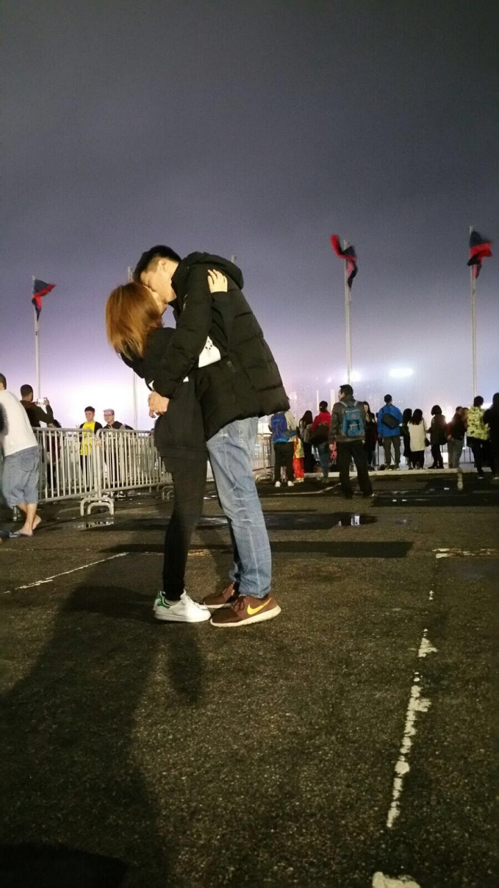 求大大幫我將瀑布背景換上煙花那張背景,感激！