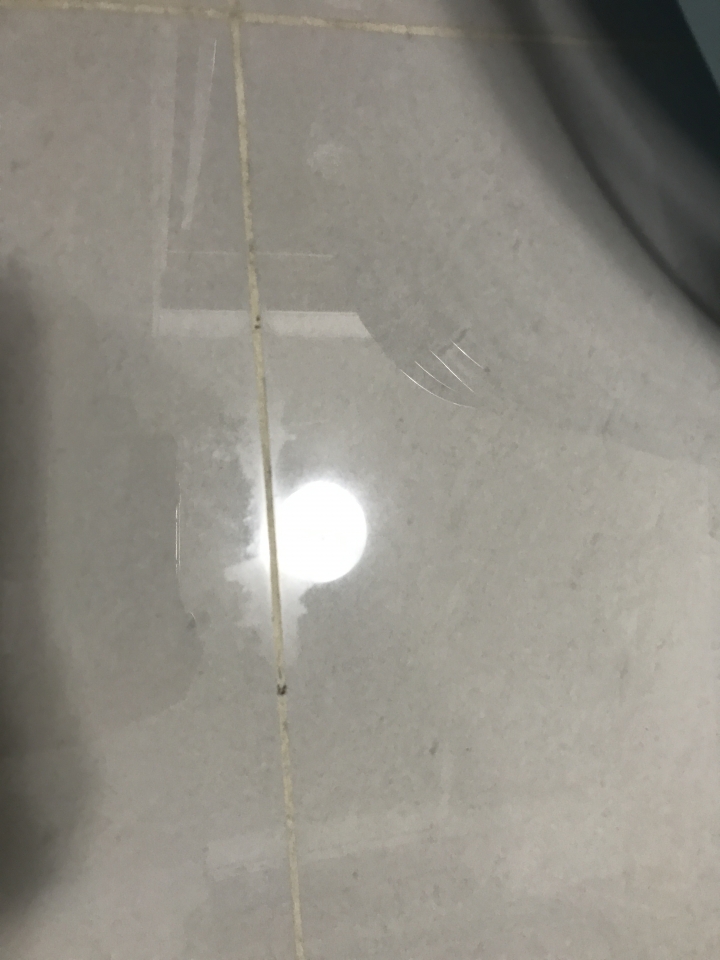 新家不倒半年拋光石英磚霧霧的