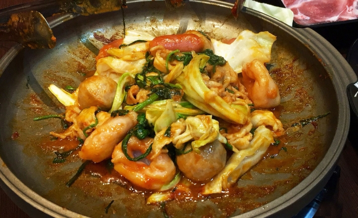 【台南吃到飽】一鼎鍋環河店｜新店報到！10/5開幕兩人同行一人免費／新型態吃到飽／春川炒雞、韓式部隊鍋吃到飽／打卡再送花雕雞／肉品自助吧飲料無限放題