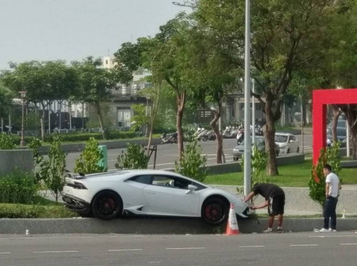 轎車整個騎上去安全島會傷到哪些部位、零件？