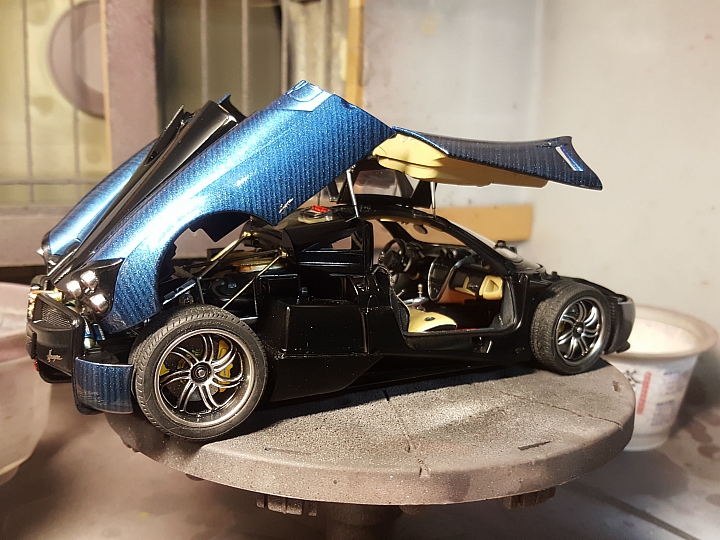 [Aoshima 1:24] 青島 風神 Pagani Huayra  對稱斜紋碳纖維 X 金屬藍（固定全開）