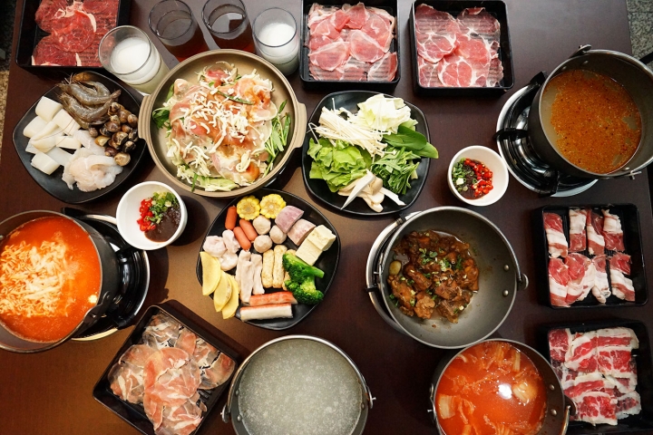 【台南吃到飽】一鼎鍋環河店｜新店報到！10/5開幕兩人同行一人免費／新型態吃到飽／春川炒雞、韓式部隊鍋吃到飽／打卡再送花雕雞／肉品自助吧飲料無限放題