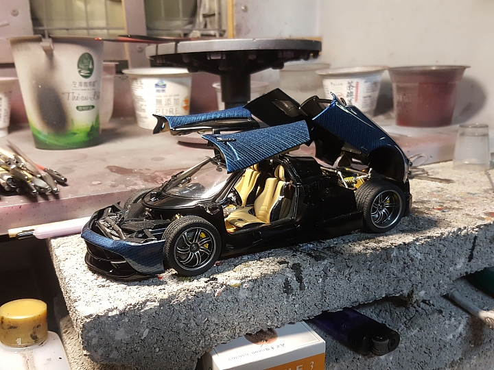[Aoshima 1:24] 青島 風神 Pagani Huayra  對稱斜紋碳纖維 X 金屬藍（固定全開）