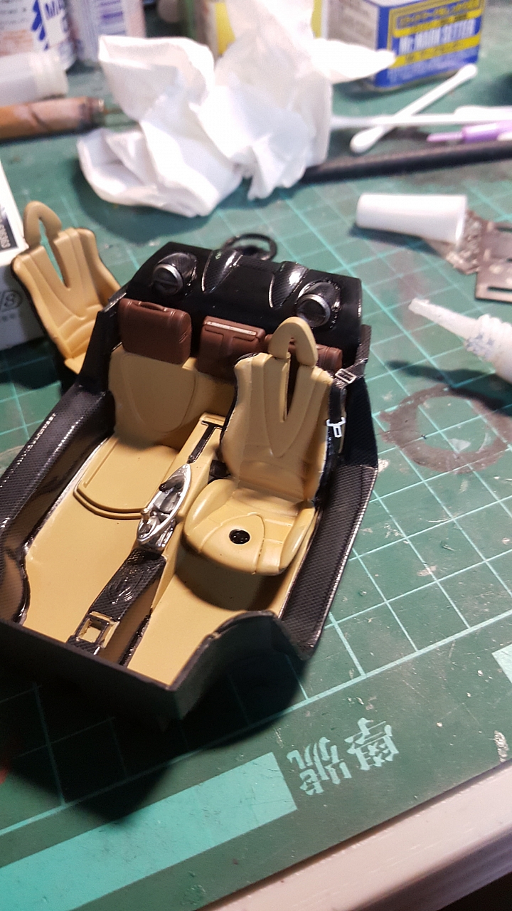 [Aoshima 1:24] 青島 風神 Pagani Huayra  對稱斜紋碳纖維 X 金屬藍（固定全開）