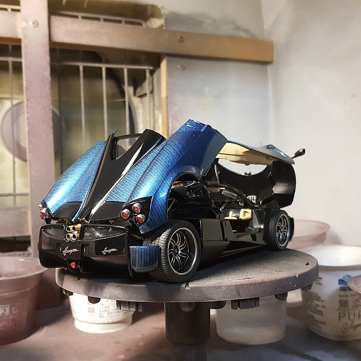 [Aoshima 1:24] 青島 風神 Pagani Huayra  對稱斜紋碳纖維 X 金屬藍（固定全開）