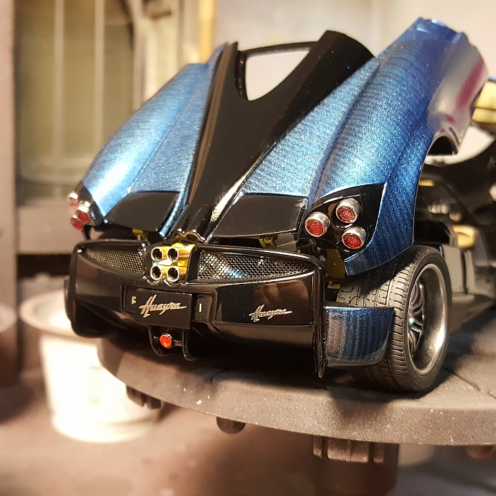 [Aoshima 1:24] 青島 風神 Pagani Huayra  對稱斜紋碳纖維 X 金屬藍（固定全開）